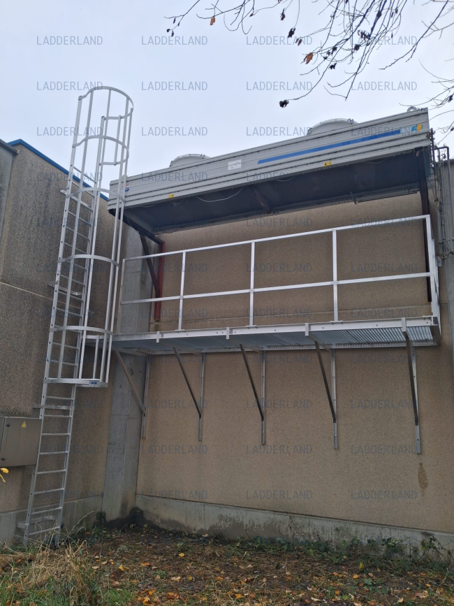 Kooiladder met bordes